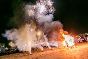 Maspamoon se despide con seis horas de música y fiesta y la quema de la sardina (Foto TA)
